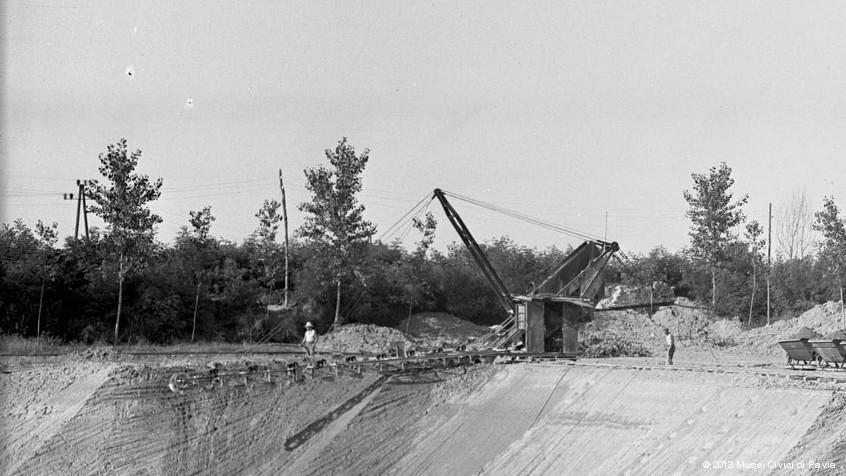Lungavilla (PV), fornace Anacleto Bettaglio, 1960: scavo per l'estrazione della terra. (CHL M_4_24_01)