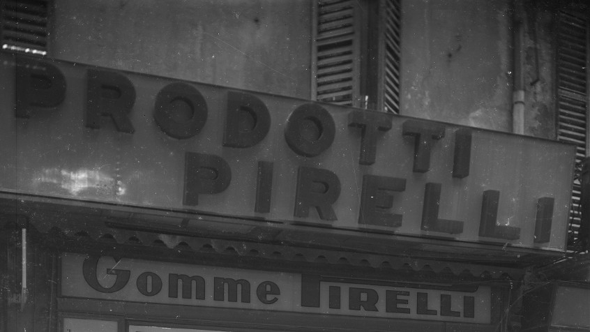 Pavia, corso Strada Nuova 31, negozio Pirelli, 1950 (CHL M_56_14_001)