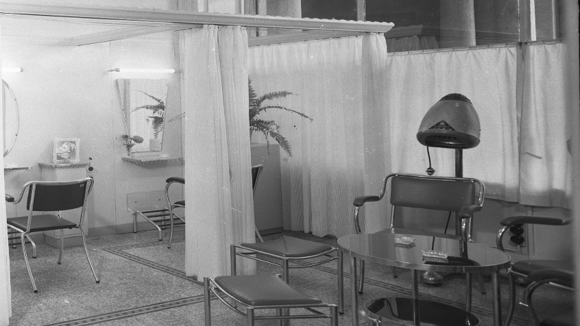 Pavia, corso Vittorio Emanuele ora corso Strada Nuova, salone mercato Arnaboldi, interno del negozio da parrucchiera di Mario Regali, anni quaranta (CHL M_56_15_003)