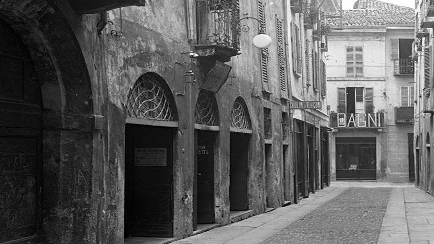 Pavia, via Volturno, trattoria Dogana e insegna del laboratorio della bottega di fotografia Chiolini e Turconi, anni trenta (CHL M_61_1_002)