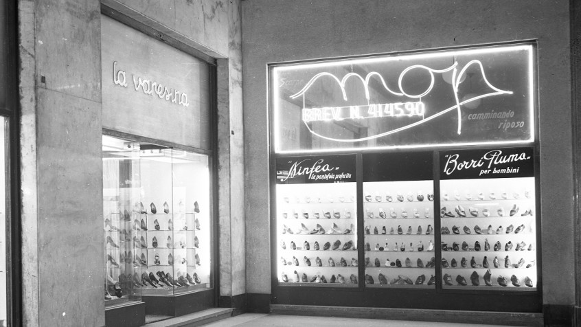 Pavia, corso Cavour 10, palazzo Castelli, negozio di calzature La Varesina, 1954 (CHL M_62_16_001)