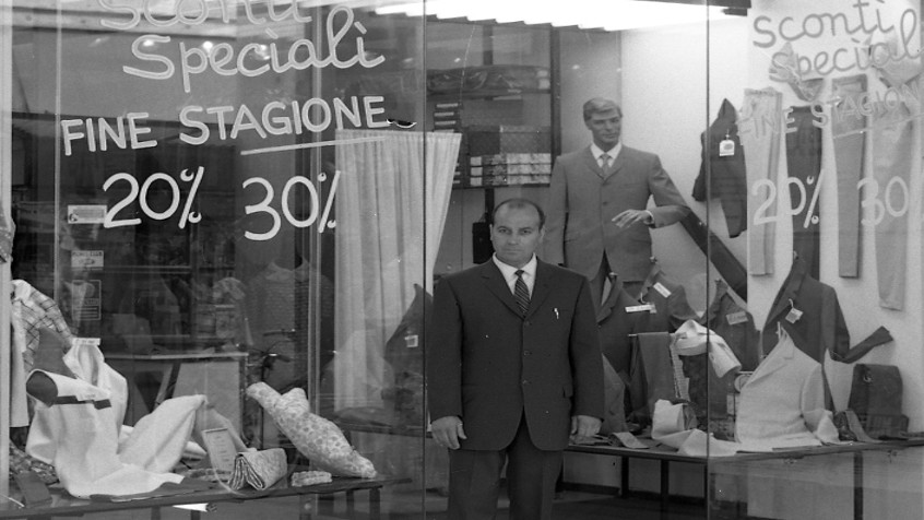 Pavia, corso Strada Nuova, nuovo palazzo Demetrio, negozio abbigliamento Petronio, anni sessanta (CHL M_62_18_007)