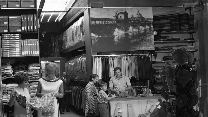 Pavia, corso Cavour 9, negozio abbigliamento Mazzocchi Confezioni, 1968 (CHL M_62_18_008)
