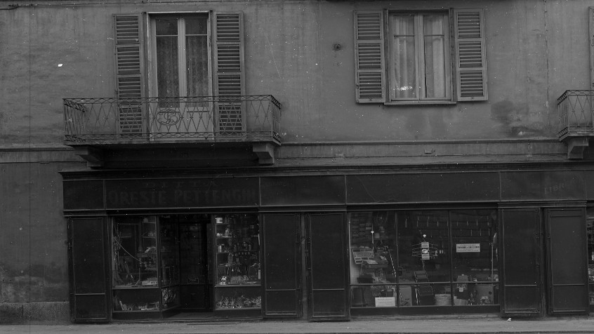 Pavia, corso Cavour angolo via Bernardino da Feltre, ferramenta e casalinghi Pettenghi e cartoleria M. Rossetti, 1968  (CHL M_62_19_002)