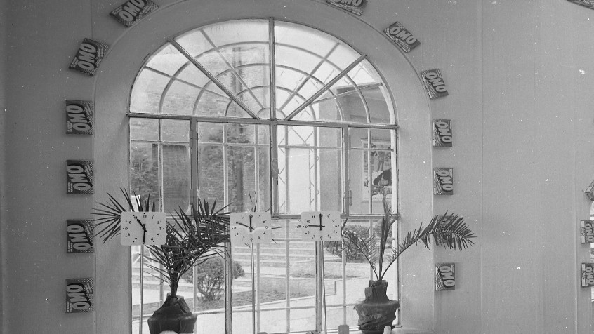 Pavia, corso Cavour adiacente all'area del cinema Corso, interno del negozio Omo, marzo 1964 (CHL M_62_21_002)