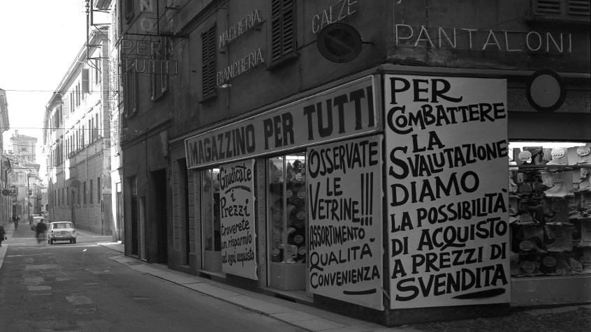 Pavia, via Mascheroni, negozio di confezioni Magazzini Romano, 1960 (CHL M_62_22_001)