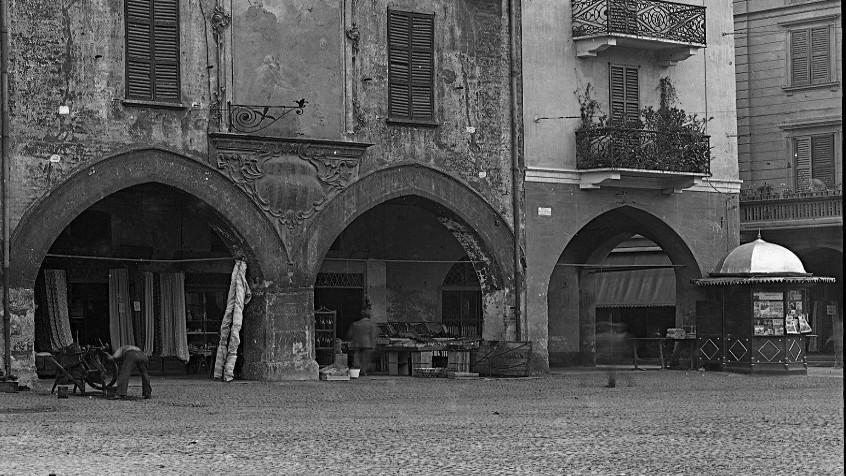 Pavia, piazza Grande ora della Vittoria, palazzo de Diversi, salumeria A. Bianchi, 1935 (CHL M_66_2_001)