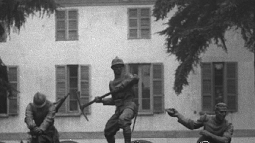 Palazzo centrale, caserma Menabrea ex ospedale San Matteo, cortile interno (ora Teresiano), gruppo di allievi (CHL M_69_27_002)