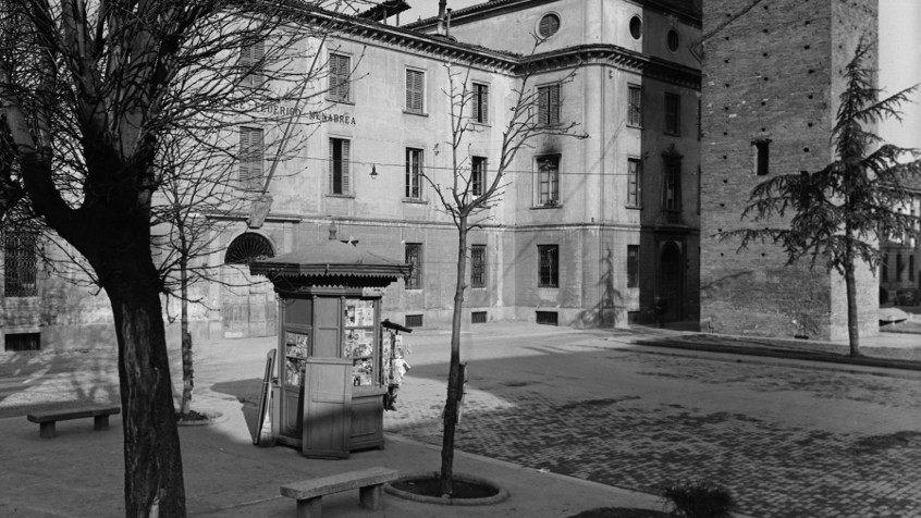 Piazza Leonardo da Vinci, fronte esterno del corpo di fabbrica a sud dell'ex Ospedale San Matteo, post 1933 (CHL M_69_27_003)