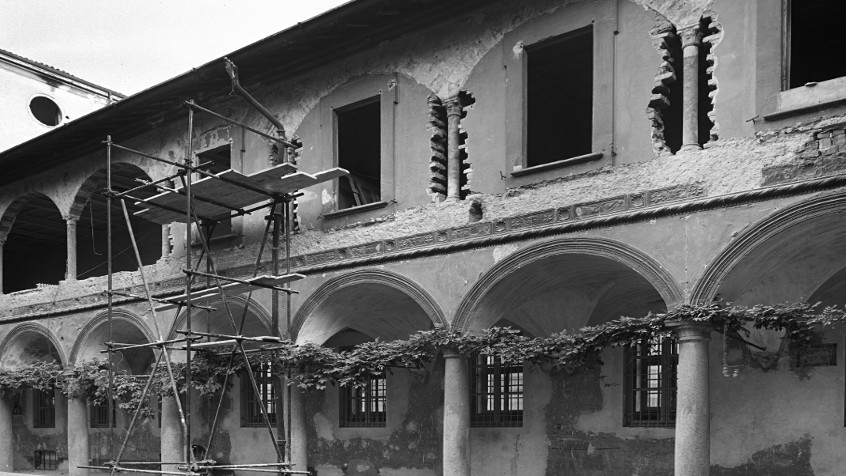 Palazzo centrale, cortile sforzesco, fase in cui viene riportata alla luce la loggetta quattrocentesca, post 1953 (CHL M_70_15_001)