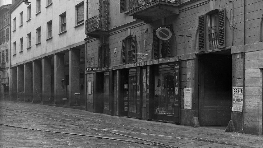 Pavia, corso Cavour angolo via Bussolaro, negozio Everest, 1940  (CHL M_70_20_001)