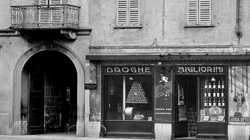 Pavia, via Defendente Sacchi 24, angolo corso Mazzini, drogheria Giovanni Migliorini, 1930 ca. (CHL M_76_10_001)