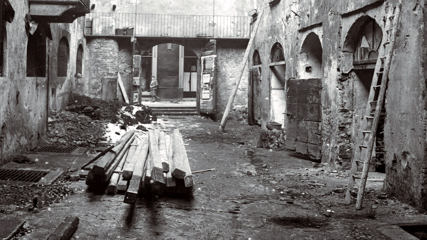 Pavia, corte della Beccheria, primi anni Trenta. (CHL M_77_7_001)