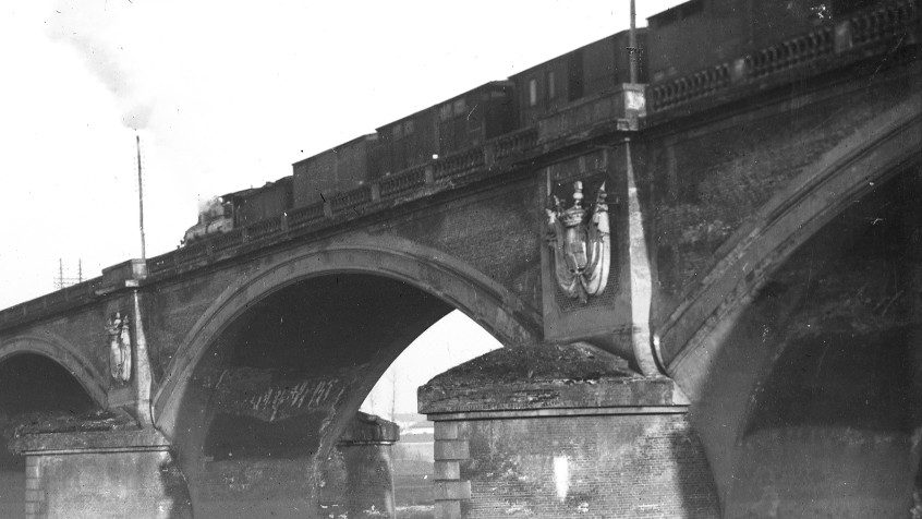 Pavia, il ponte della ferrovia costruito nel 1860 sul Ticino e danneggiato dai bombardamenti del 1944. (CHL M_77_7_002)