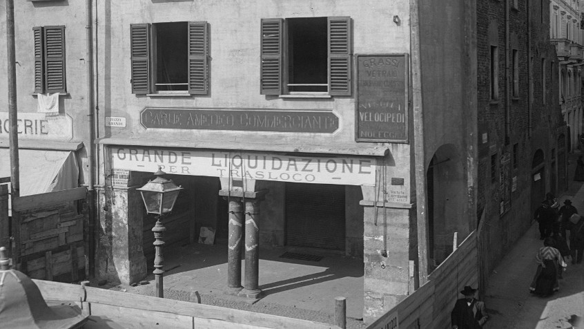 Pavia, piazza Grande ora della Vittoria angolo via Mascheroni, palazzo in ristrutturazione, ante 1913 (CHL NAZ_3)