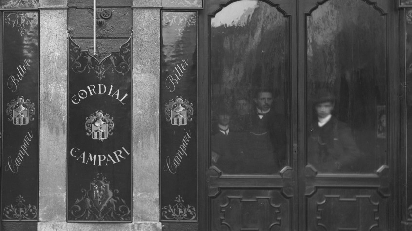 Pavia, piazza Grande ora della Vittoria, fronte settentrionale, caffè Vittorio, 1910 ca.  (CHL NAZ_5)