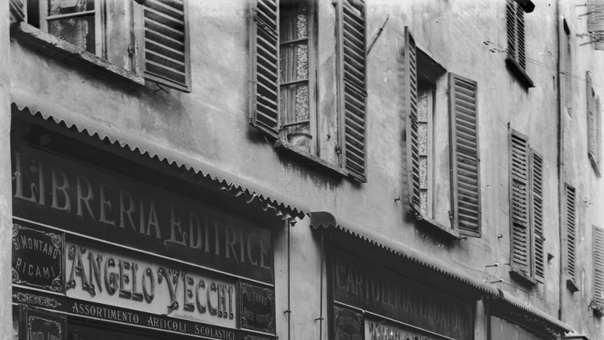 Pavia, via del Campanile ora via Omodeo, libreria Angelo Vecchi,1928-1930 (CHL NAZ_6)