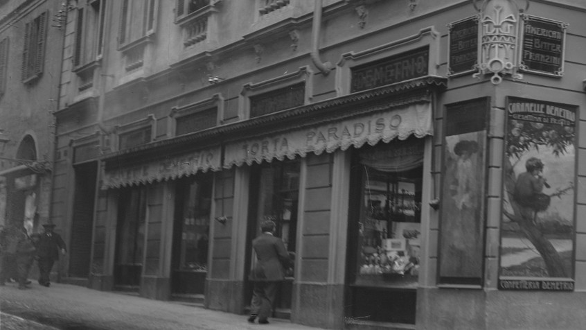 Pavia, corso Vittorio Emanuele 88 ora corso Strada Nuova angolo corso Cavour, caffè Demetrio, 1910 ca. (CHL NAZ_7)